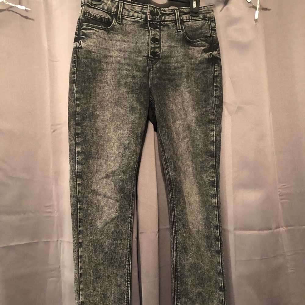 These Old Navy jeans are faded black and a size 6.